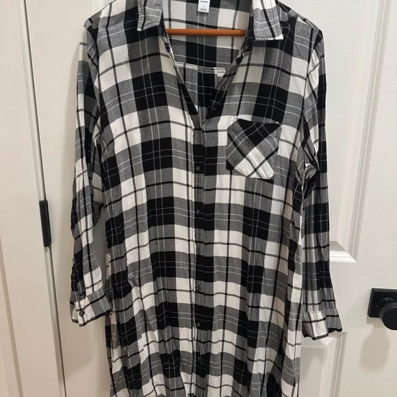 Old Navy Black and White Checkered Men's Shirt - Picture 1 of 3